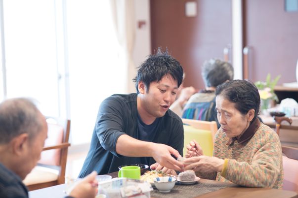 スタッフと利用者の食事支援