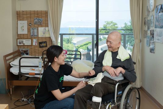 笑顔で会話する居室の様子