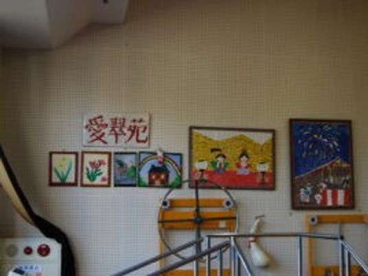 掲示物のある壁面  