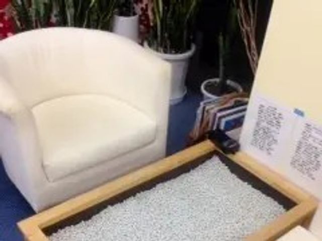 白いソファのあるラウンジ ラウンジ   白いソファが置かれた落ち着いた共有スペースです。来客対応やひと息つける場として使いやすそうです。
