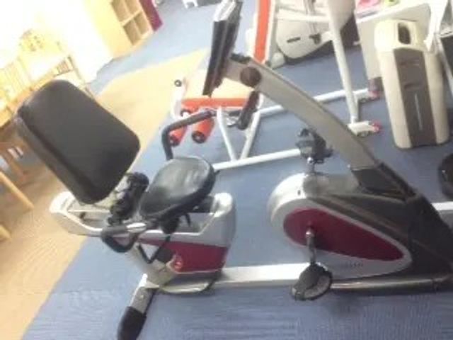 機能訓練用自転車 機能訓練室   運動機器が置かれた機能訓練の場です。明るい床の上で、体を動かしやすい環境が整っています。