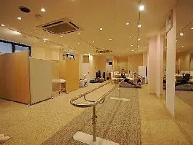 広いリビング空間 リビング   ゆったりした広さのある共有スペースです。椅子や運動器具が見え、くつろぎや体を動かす場として使いやすそうです。