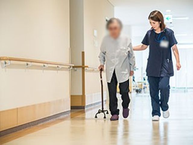 歩行を支援する廊下 廊下 明るく広々とした廊下で、利用者の方が安心して歩行できるようスタッフがサポートしています。