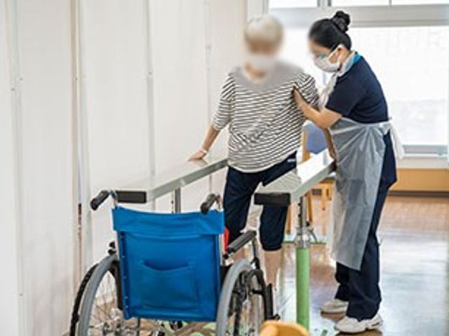 機能訓練の様子 機能訓練室 サポートしながらのリハビリが行えます。専門スタッフが丁寧に指導します。