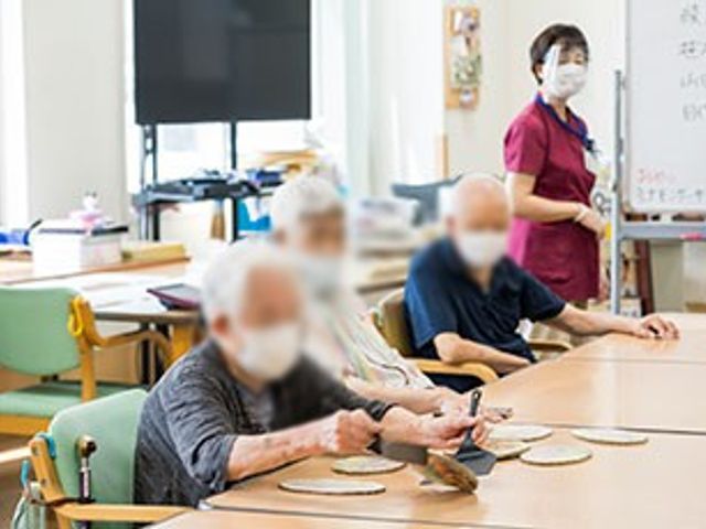 交流活動の様子 多目的室 活動の場である多目的室では、明るい日差しの中、人々が和やかに交流を楽しんでいます。