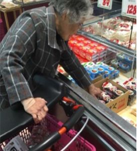 買い物をする高齢者  
