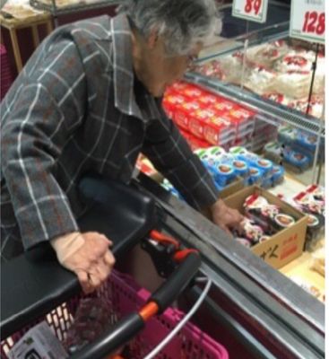 買い物をする高齢者  