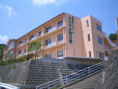 緑に囲まれた建物外観