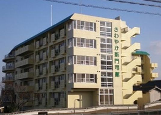 明るい建物の外観