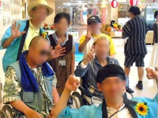 笑顔の方々と共有スペース