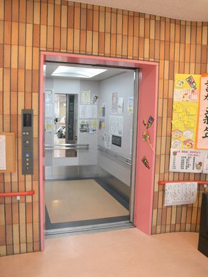 エレベーターホールと掲示物
