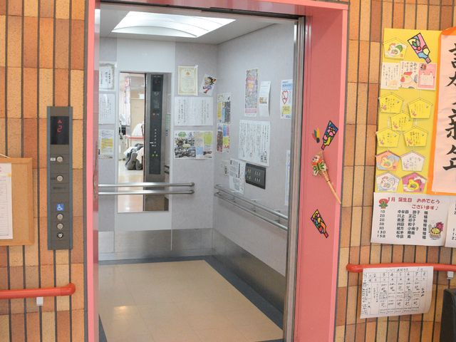エレベーターホールと掲示物 エレベーター 開放的なエレベーターホールは情報掲示物で彩られ、利用者と従業員のコミュニケーションの場となっています。