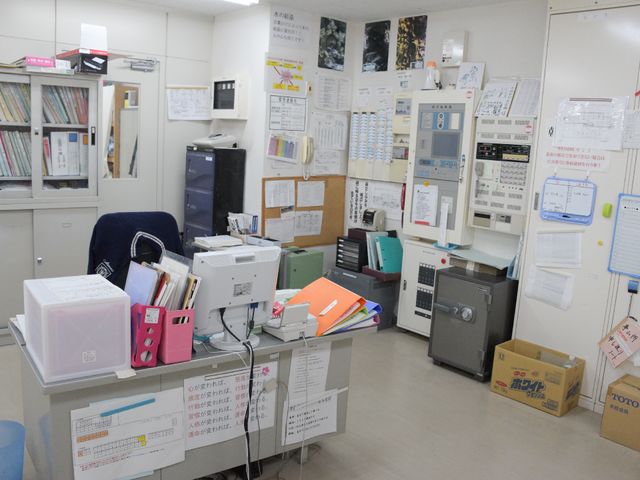 スタッフルームの様子 事務所 整然と配された機材や資料で、効果的な情報共有が行われるスタッフの作業スペースです。日々の業務管理には欠かせない、重要な場所の一部をご覧いただけます。