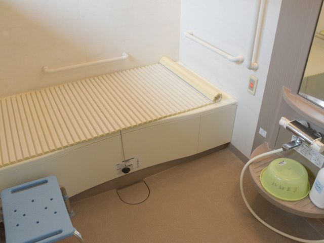 バリアフリー設計の浴室 バスルーム 安全手すり付きの清潔な浴室です。すべりにくい床材を採用し、安心してご利用いただけます。