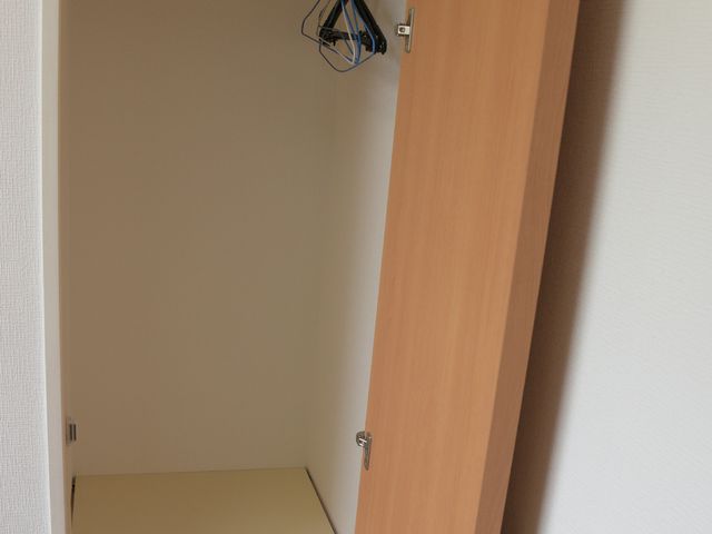 シンプルな洋室のクローゼット クローゼット 広々とした使いやすいクローゼットです。必要なものを整理して収納でき、日々の生活がより快適になります。