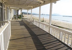 海を望む開放的なテラス