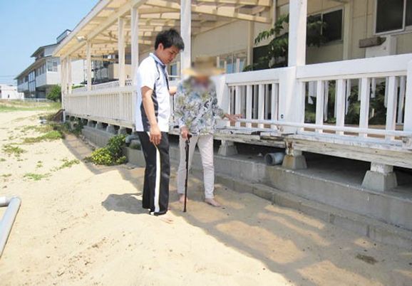 説明する男性と女性