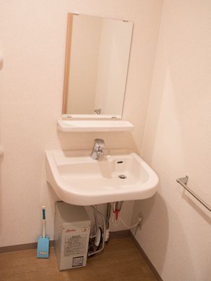 清潔な洗面台と鏡