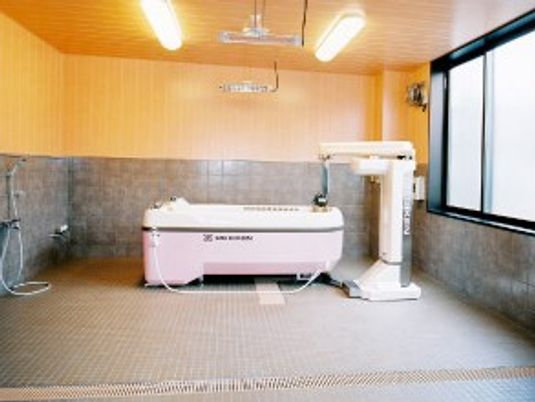 広い浴室と入浴機器のある浴室