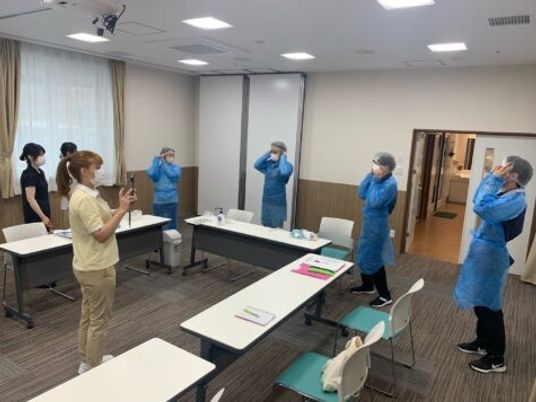 会議室で体操する職員  
