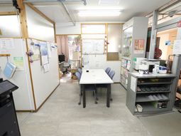 オフィス風の明るい部屋