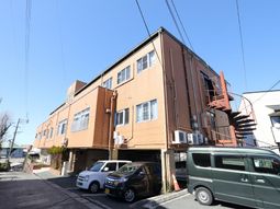 テラコッタ色の壁の建物