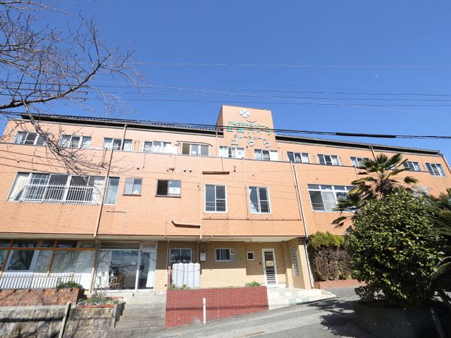 清潔感ある建物外観 外観 日当たり良好な建物は、明るく清潔感のある外観を持ち、居心地の良さが感じられます。