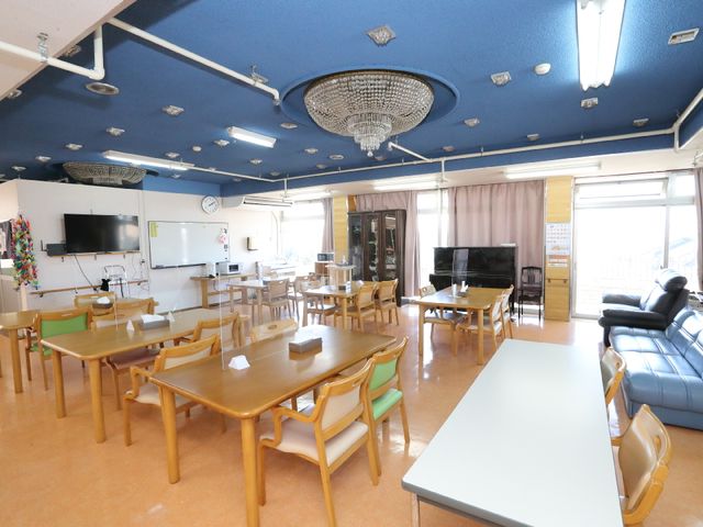 広々とした食堂空間 共有スペース 開放的な空間で明るい食堂です。ゆったりとした時間を過ごせる場所になっております。