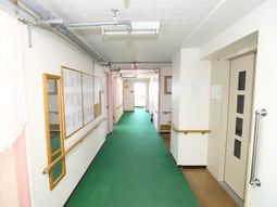 明るい廊下の様子