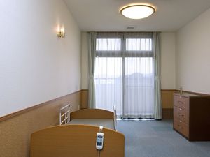 明るい居室のベッド  