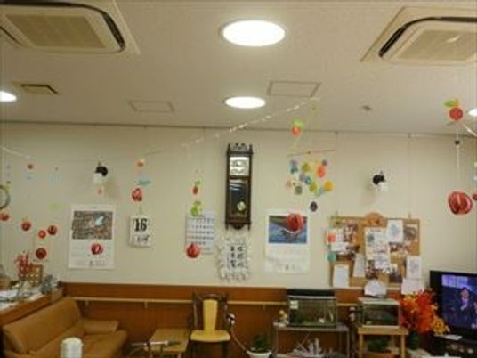飾り付けのある共有空間  