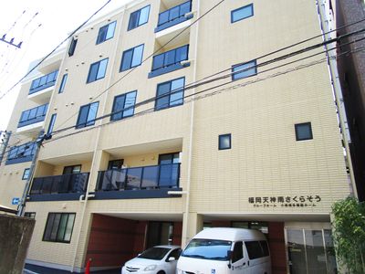 高層建築の正面外観