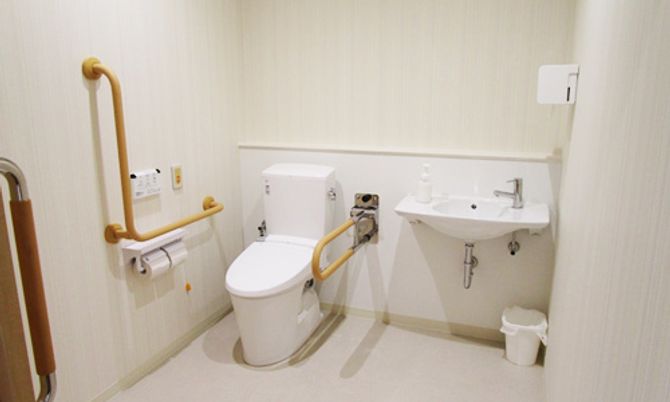 手すり付きのトイレ