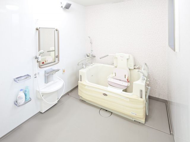 快適な浴室設備 浴室 清潔で広いスペースが確保された浴室です。専用の設備が揃い、安全に入浴を楽しめます。