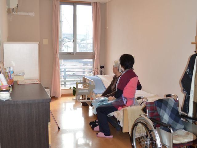 車椅子使用の居室 居室 広々とした居室で、窓からの自然光が差し込みます。車椅子でも快適に過ごせる空間です。