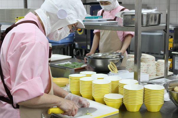 調理中のスタッフの様子