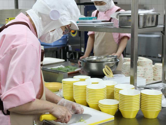 調理中のスタッフの様子 キッチン 清潔で整った環境で、スタッフが効率よく調理を行うキッチンです。