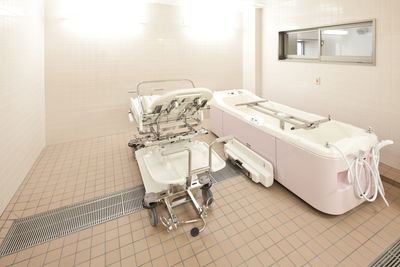 入浴補助設備の浴室  