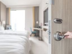 居室のドアを開ける手