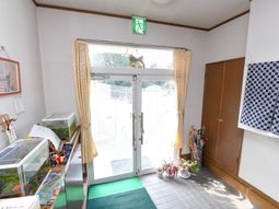 明るいエントランスの様子