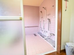 バリアフリー設計の浴室