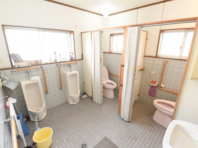 和室風トイレ空間 トイレ  手すり付きで安全を配慮したトイレ空間です。明るく清潔感があり、快適な日々をサポートします。