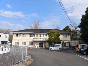  明るい外観の建物 