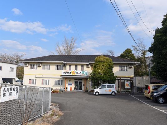  明るい外観の建物 