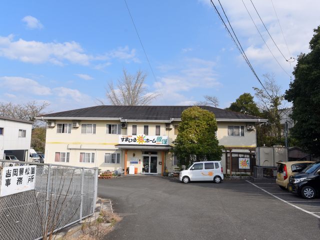 明るい外観の建物 外観  広々とした駐車場が備わっており、便利な立地の建物です。快適で働きやすい環境が整っています。