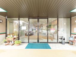 エントランス入口と観葉植物