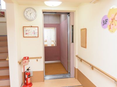 廊下とエレベーターの入口