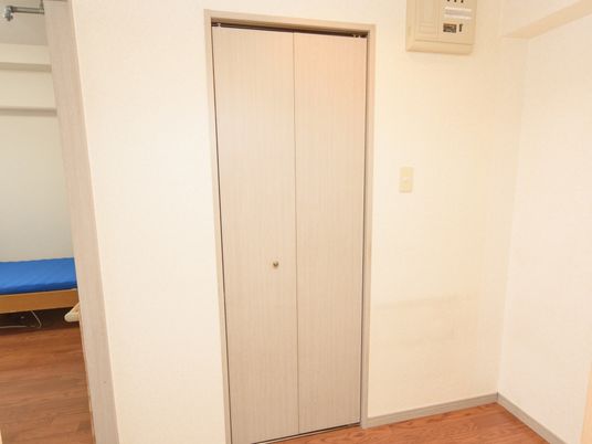 シンプルな居室のドア
