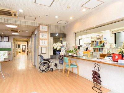 明るいエントランスの様子