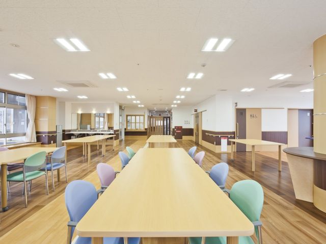 ゆとりあるダイニングルーム ダイニングルーム ゆとりあるダイニングルームで、共に食事を楽しむ姿が見受けられます。過ごしやすい環境が整っています。